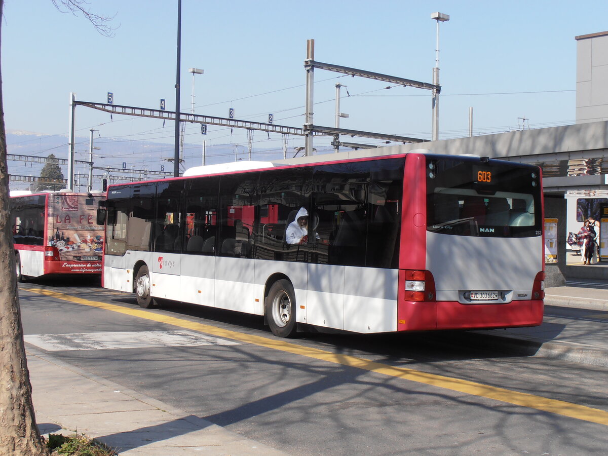 (234'038) - TRAVYS Yverdon - Nr. 232/VD 303'662 - MAN am 20. Mrz 2022 beim Bahnhof Yverdon