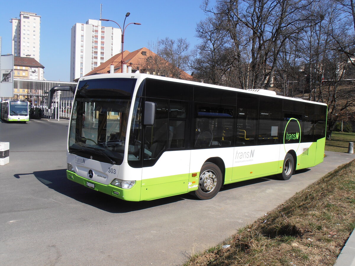 (234'077) - transN, La Chaux-de-Fonds - Nr. 303/NE 90'303 - Mercedes (ex TRN La Chaux-de-Fonds Nr. 303) am 26. Mrz 2022 beim Bahnhof La Chaux-de-Fonds