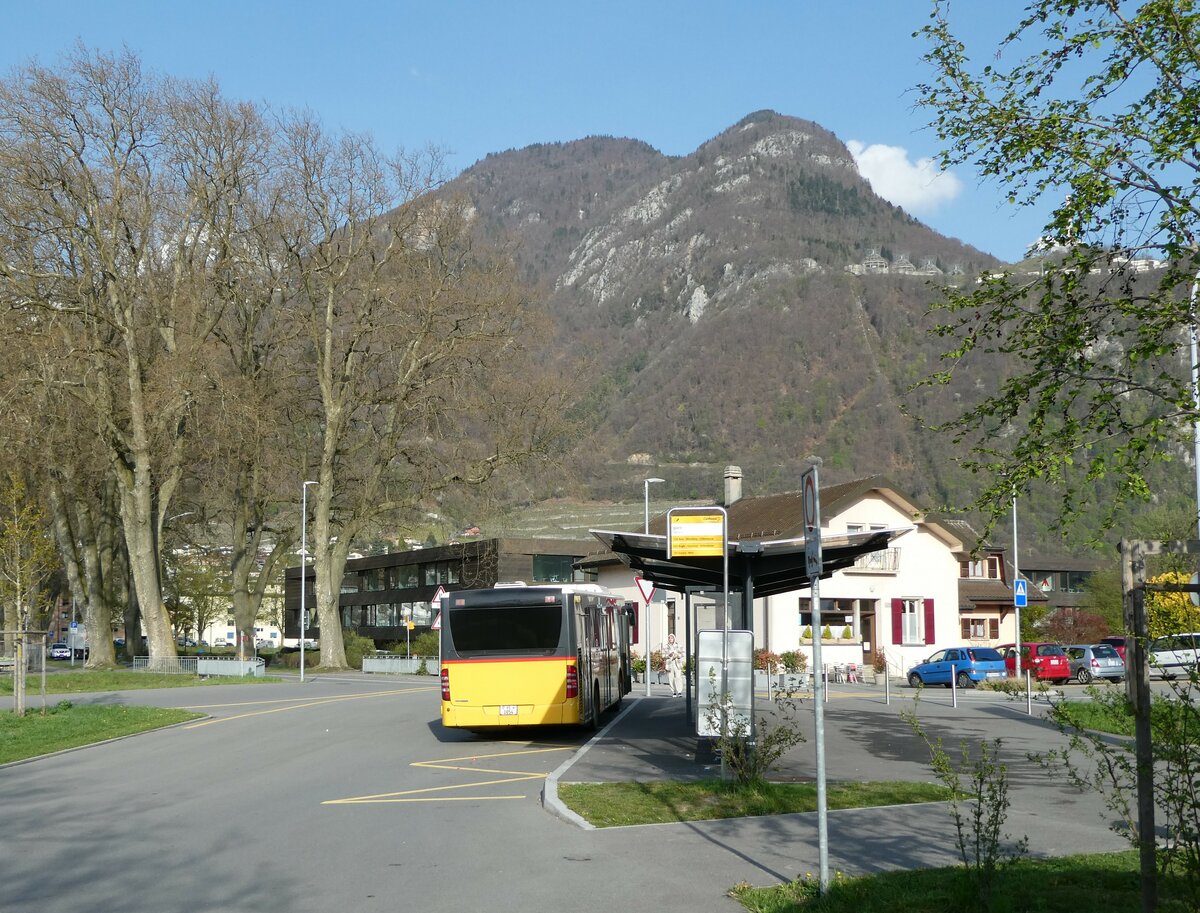 (234'534) - MOB Montreux - Nr. 33/VD 1054 - Mercedes am 15. April 2022 beim Bahnhof Vouvry