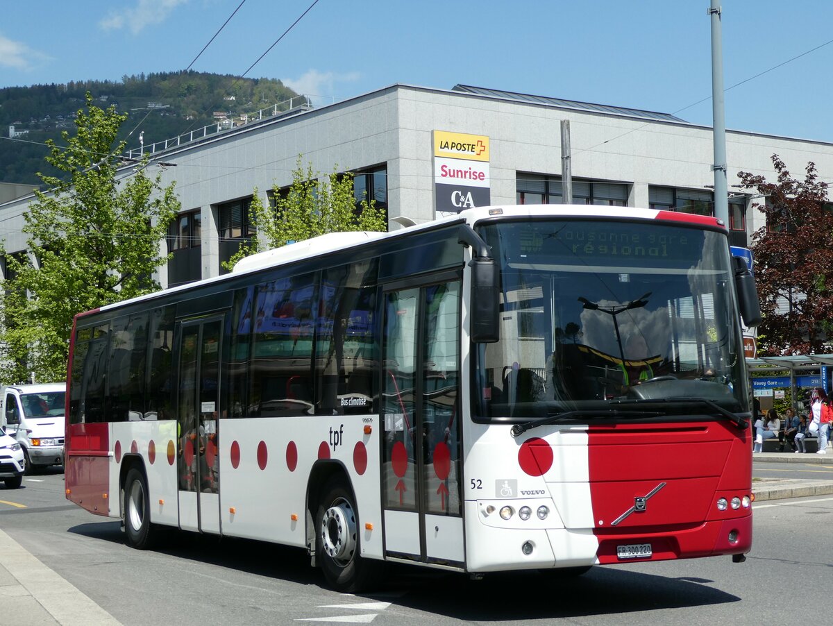 (234'949) - TPF Fribourg - Nr. 52/FR 300'220 - Volvo am 30. April 2022 beim Bahnhof Vevey