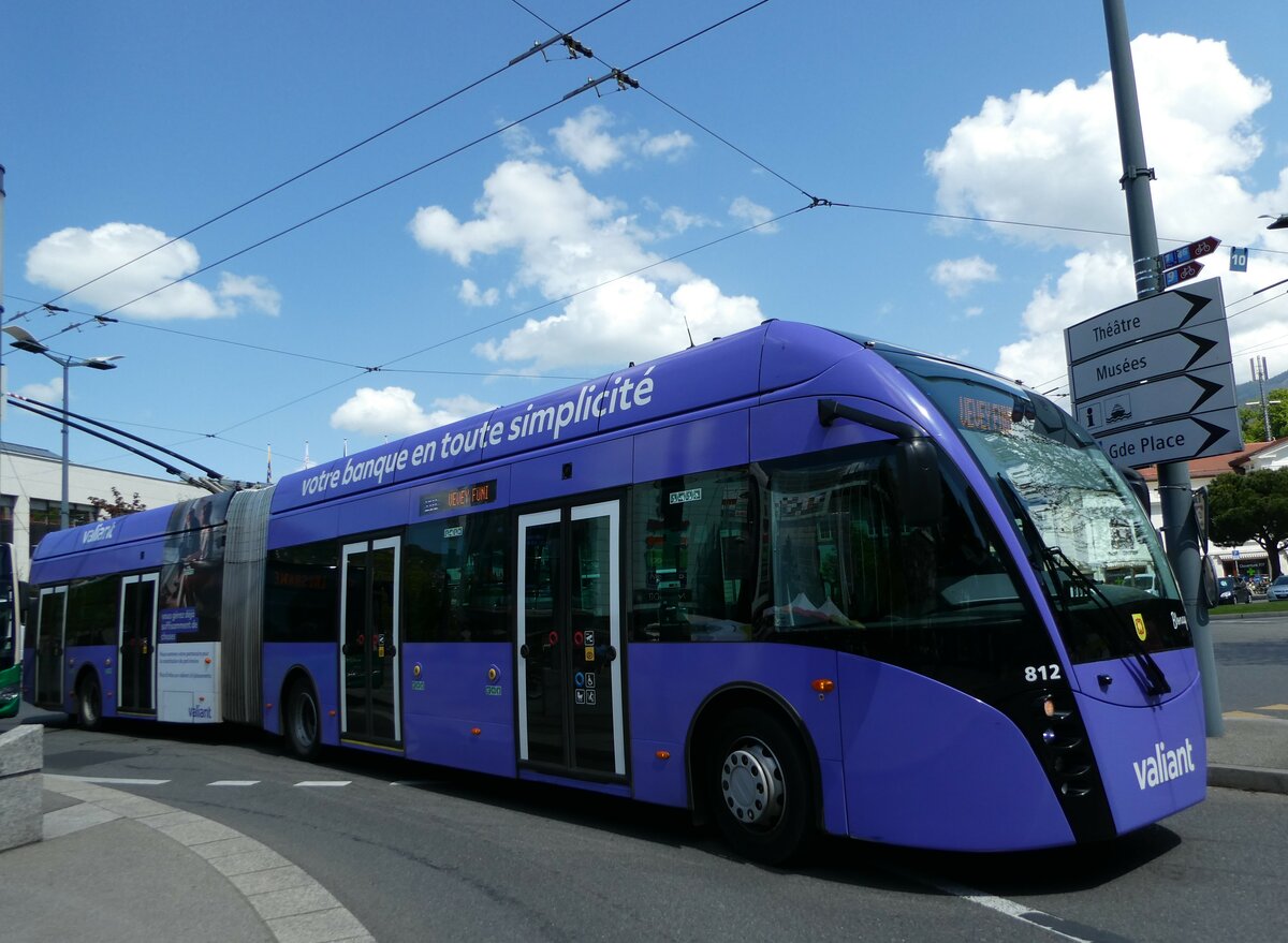 (234'963) - VMCV Clarens - Nr. 812 - Van Hool Gelenktrolleybus am 30. April 2022 beim Bahnhof Vevey