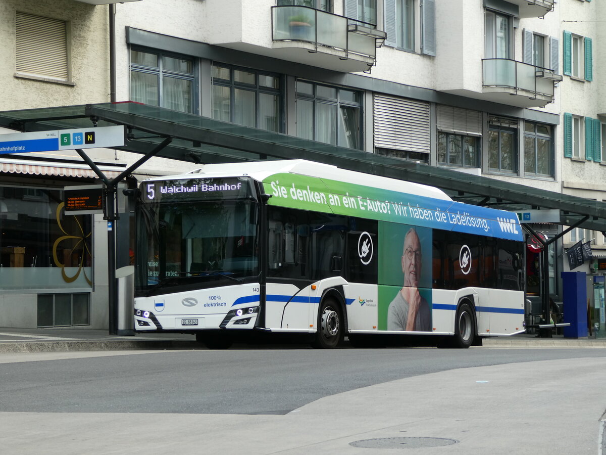 (235'201) - ZVB Zug - Nr. 143/ZG 88'143 - Solaris am 4. Mai 2022 beim Bahnhof Zug