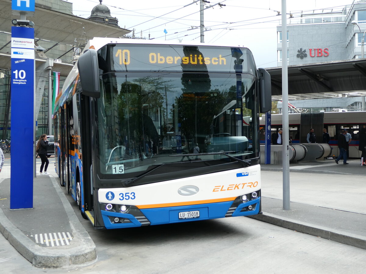 (235'207) - VBL Luzern - Nr. 353/LU 15'018 - Solaris am 4. Mai 2022 beim Bahnhof Luzern