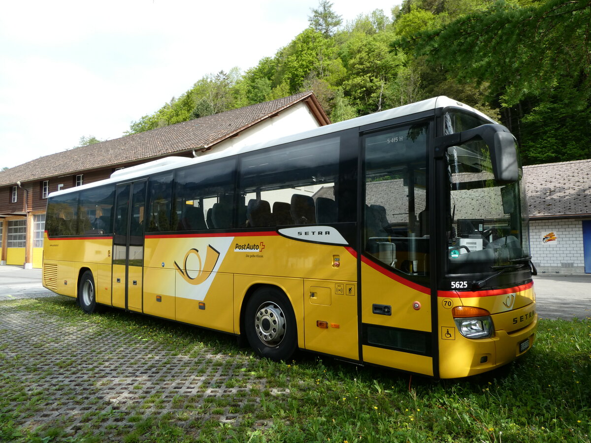 (235'443) - PostAuto Bern - Nr. 70/BE 653'387 - Setra am 8. Mai 2022 in Meiringen, Garage