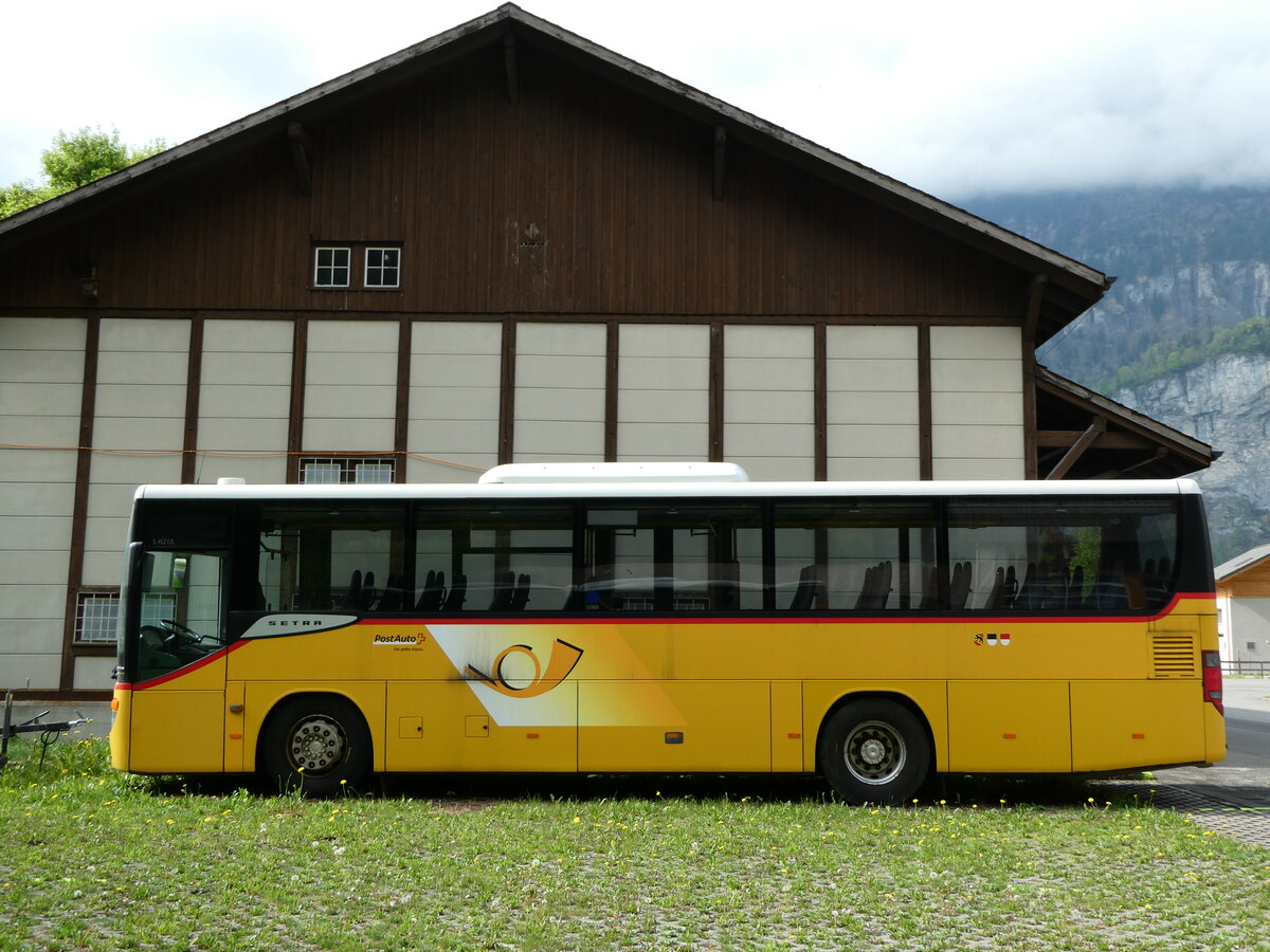 (235'449) - PostAuto Bern - (BE 401'364) - Setra (ex AVG Meiringen Nr. 64) am 8. Mai 2022 in Meiringen, Garage