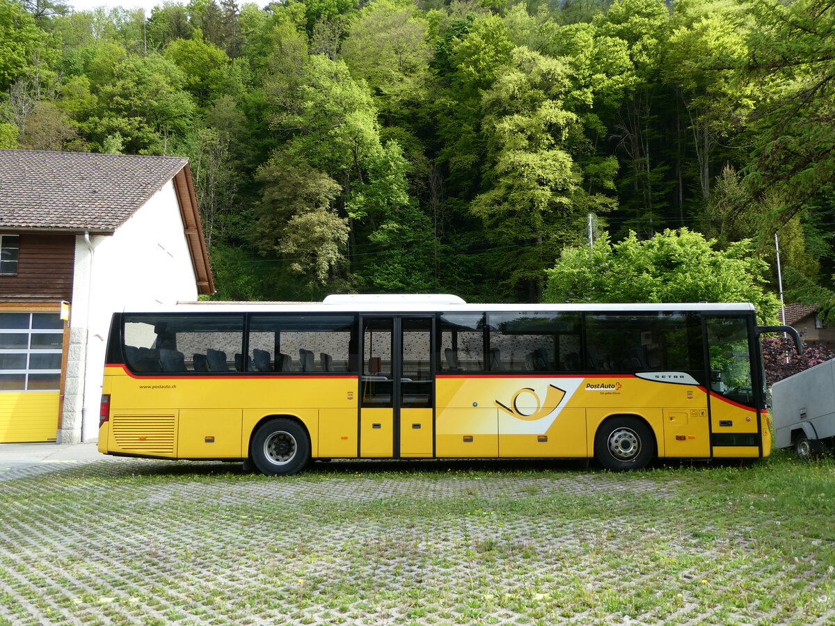 (235'450) - PostAuto Bern - Nr. 70/BE 653'387 - Setra am 8. Mai 2022 in Meiringen, Garage