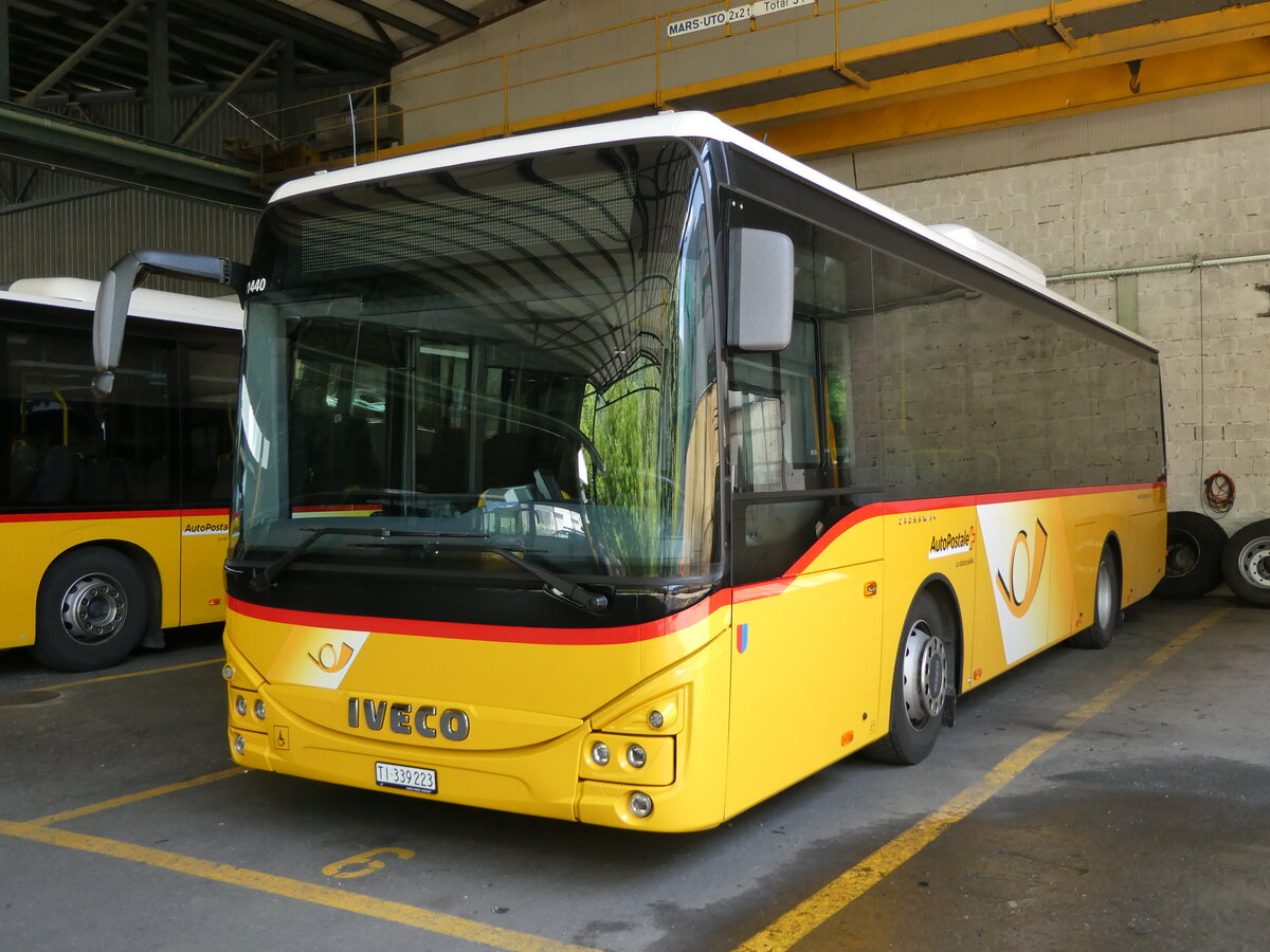 (236'303) - AutoPostale Ticino - TI 339'223 - Iveco am 26. Mai 2022 in Taverne, Garage