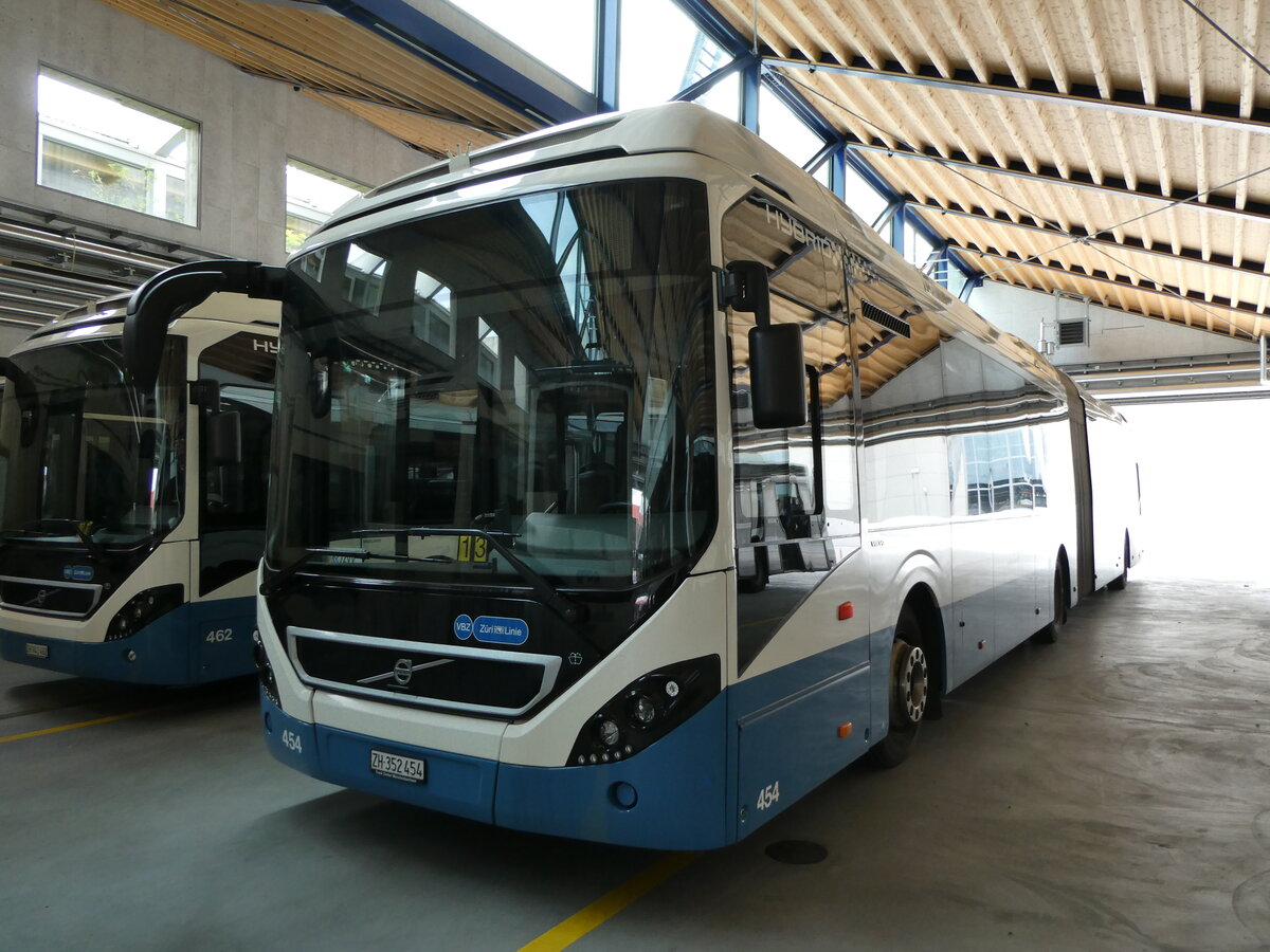 (236'431) - VBZ Zrich - Nr. 454/ZH 352'454 - Volvo am 28. Mai 2022 in Zrich, Garage Hardau