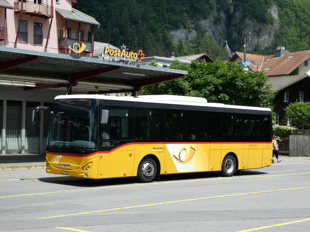 (236'718) - Flck, Brienz - Nr. 26/BE 868'726 - Iveco am 4. Juni 2022 in Meiringen, Postautostation