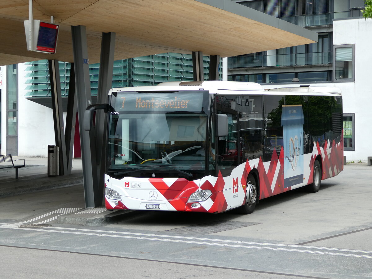 (236'920) - CarPostal Ouest - JU 43'872 - Mercedes am 6. Juni 2022 beim Bahnhof Delmont