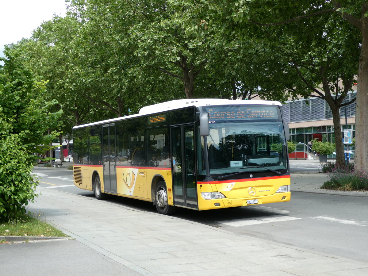 (236'924) - CarPostal Ouest - VD 335'372 - Mercedes am 6. Juni 2022 beim Bahnhof Yverdon