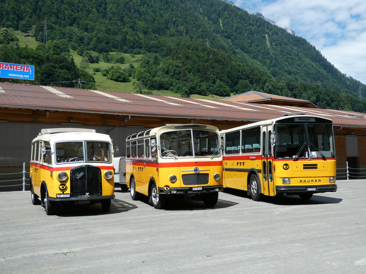 (237'596) - Schmid, Thrishaus - Nr. 3/BE 26'760 - Saurer/Gangloff (ex Geiger, Adelboden Nr. 3) + Nr. 9/BE 26'105 - Saurer/R&J (ex Geiger, Adelboden Nr. 9) + BE 26'206 - Saurer/Tscher (ex P 24'244) am 26. Juni 2022 in Mlenen, Kanderarena