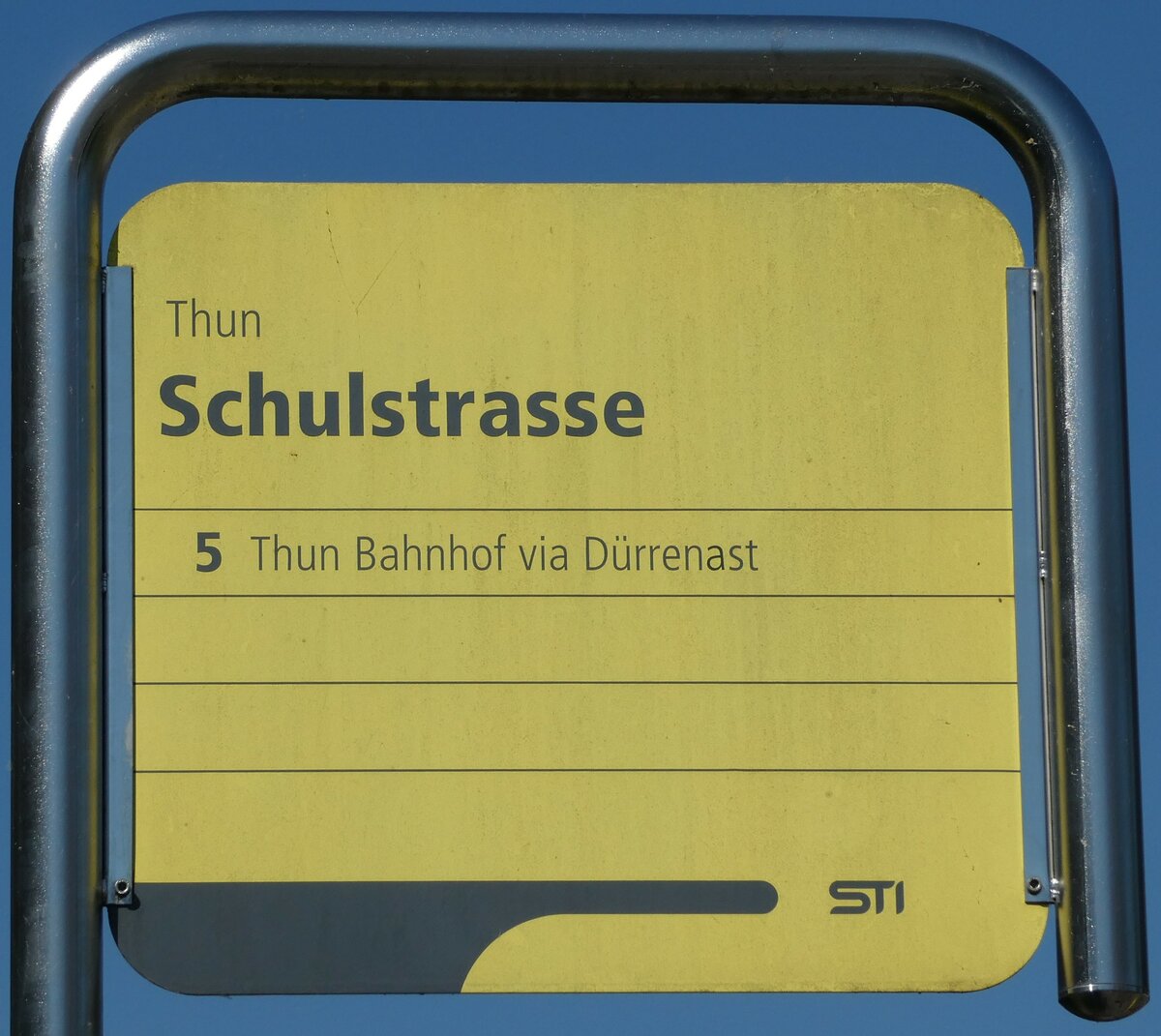 (238'296) - STI-Haltestellenschild - Thun, Schulstrasse - am 18. Juli 2022