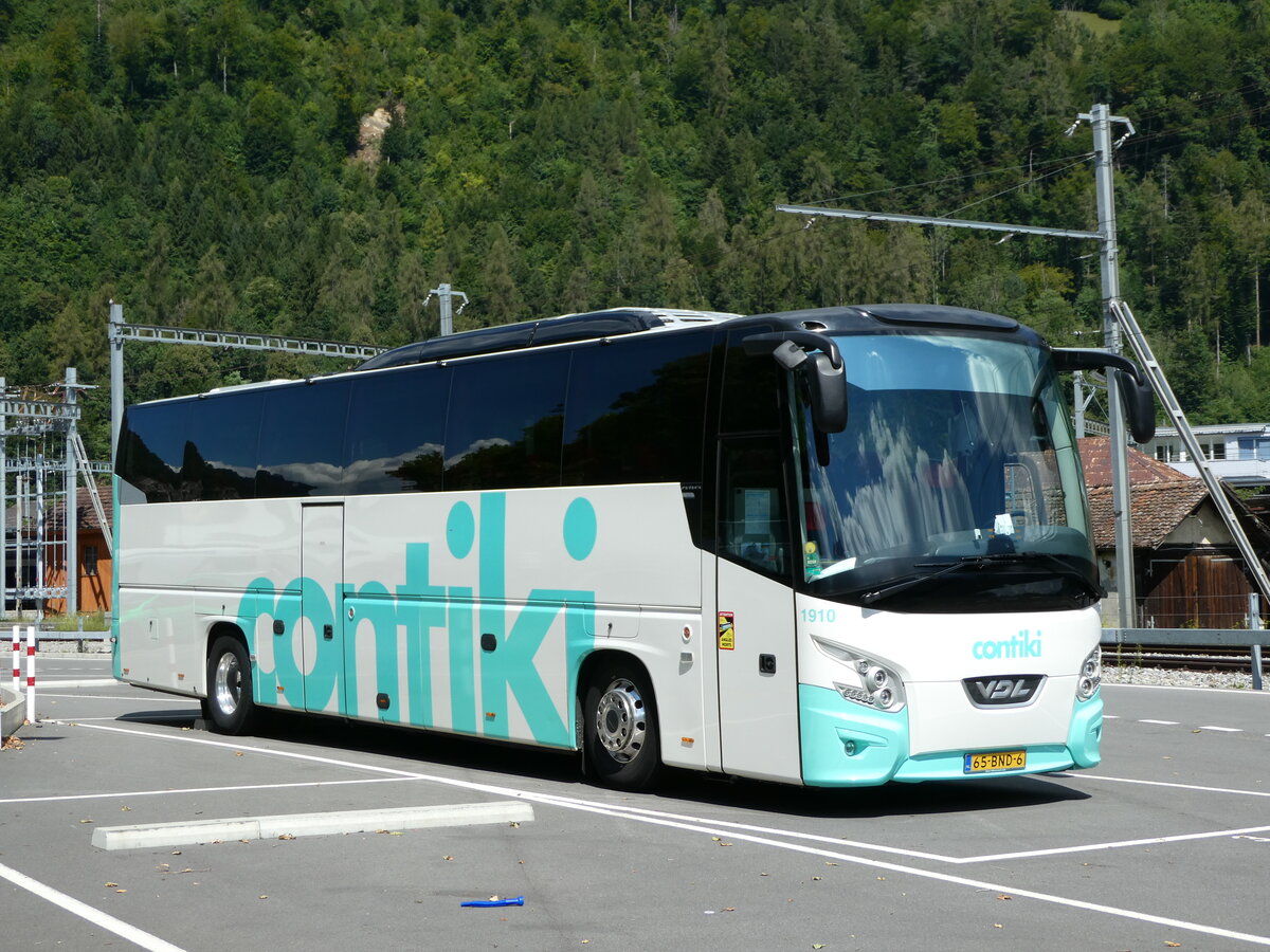 (238'590) - Aus Holland: Atlas, Stellendam - Nr. 1910/65-BND-6 - VDL am 30. Juli 2022 beim Bahnhof Interlaken Ost