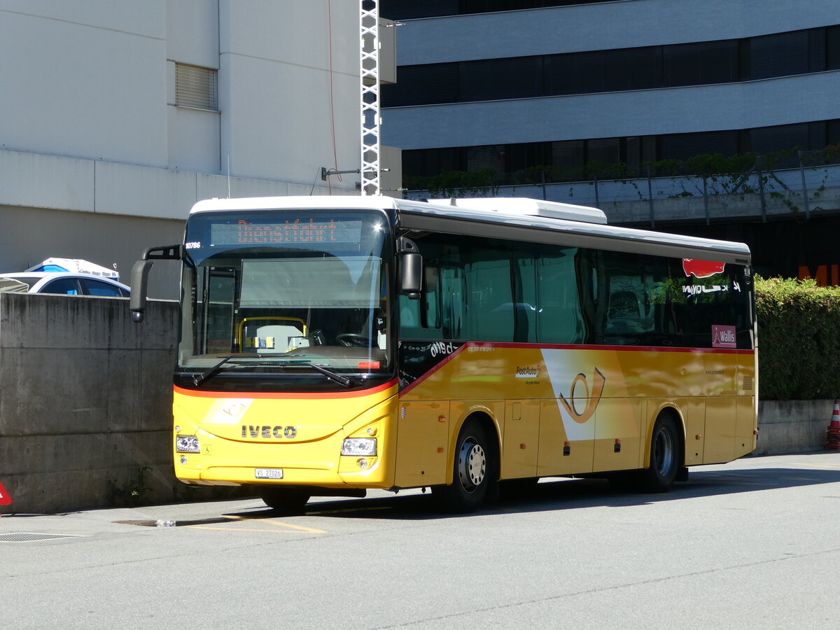 (238'659) - Autotour, Visp - VS 27'026 - Iveco am 31. Juli 2022 beim Bahnhof Visp