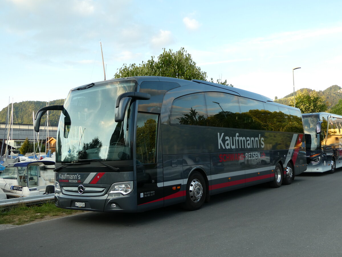 (238'965) - Kaufmann's Schwarb-Reisen, Mhlin - Nr. 31/AG 130'508 - Mercedes am 8. August 2022 in Thun, Strandbad