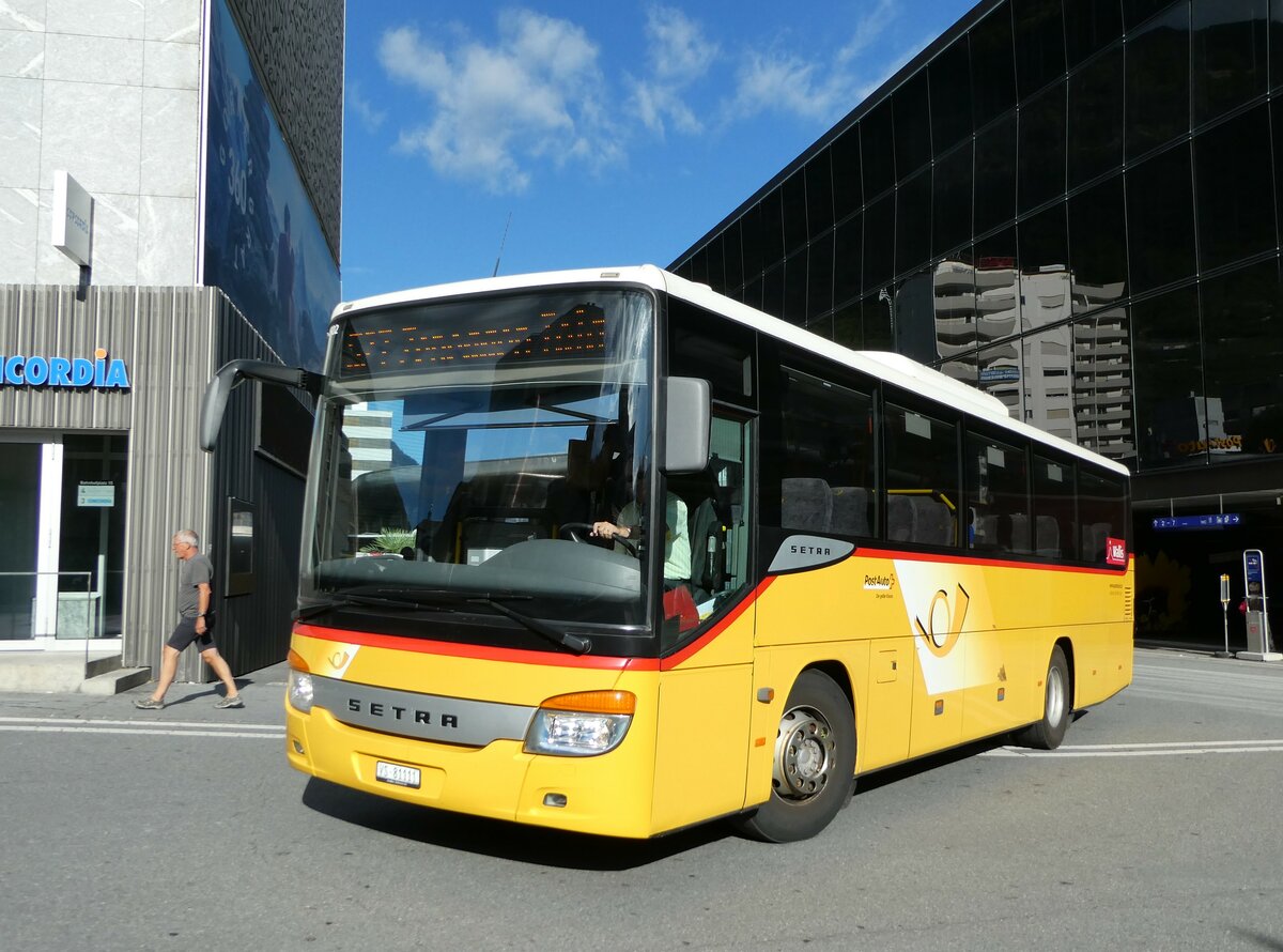 (239'325) - Autotour, Visp - VS 81'111 - Setra am 21. August 2022 beim Bahnhof Visp