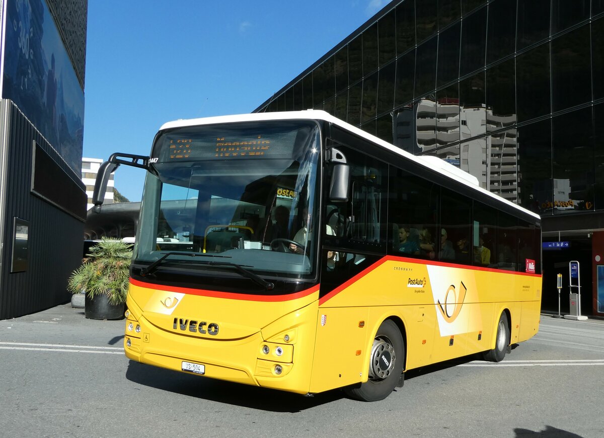 (239'331) - Autotour, Visp - VS 504 - Iveco am 21. August 2022 beim Bahnhof Visp