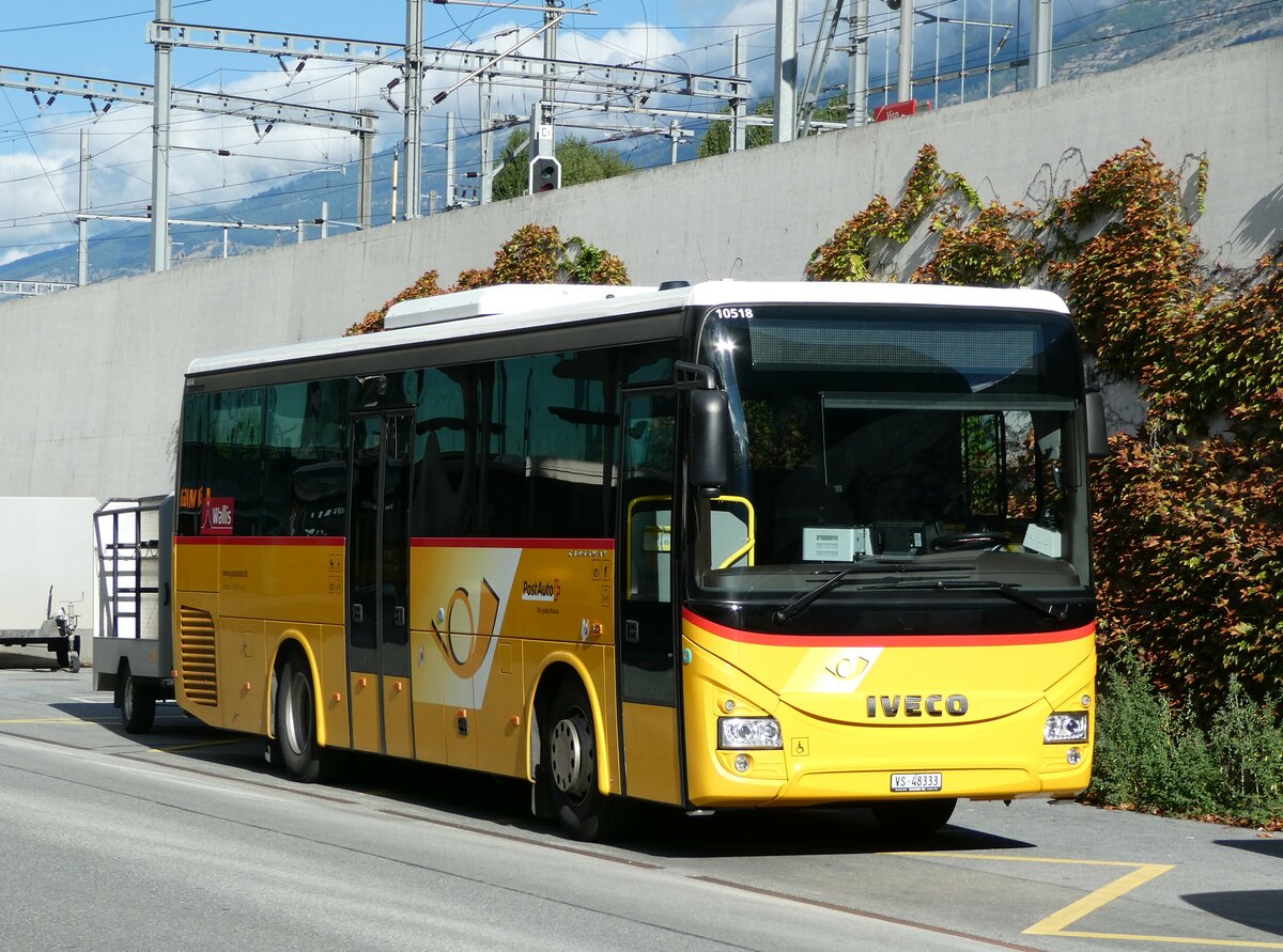 (239'333) - Autotour, Visp - VS 48'333 - Iveco (ex VS 455'577) am 21. August 2022 beim Bahnhof Visp