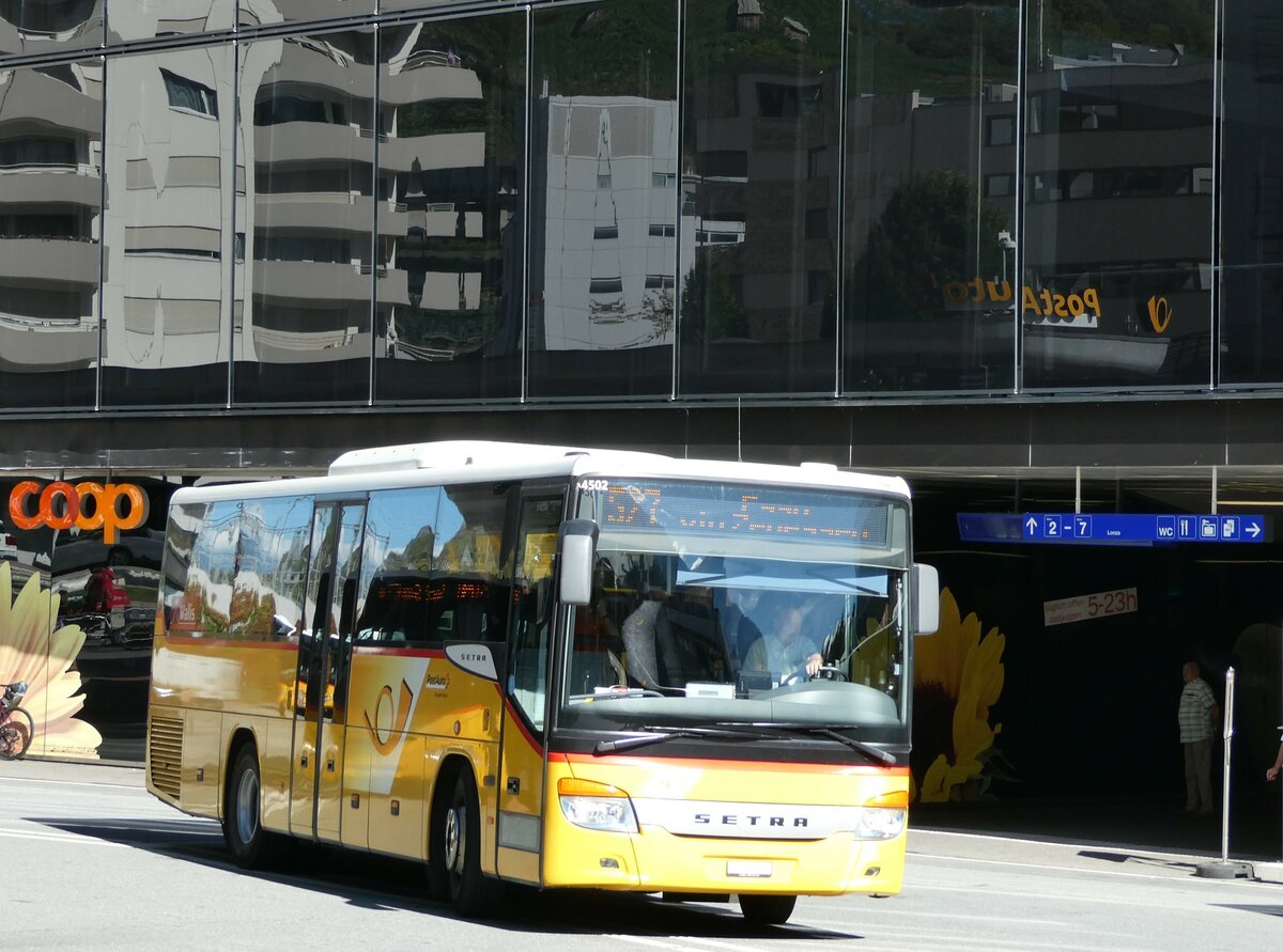 (239'347) - Autotour, Visp - VS 81'111 - Setra am 21. August 2022 beim Bahnhof Visp 