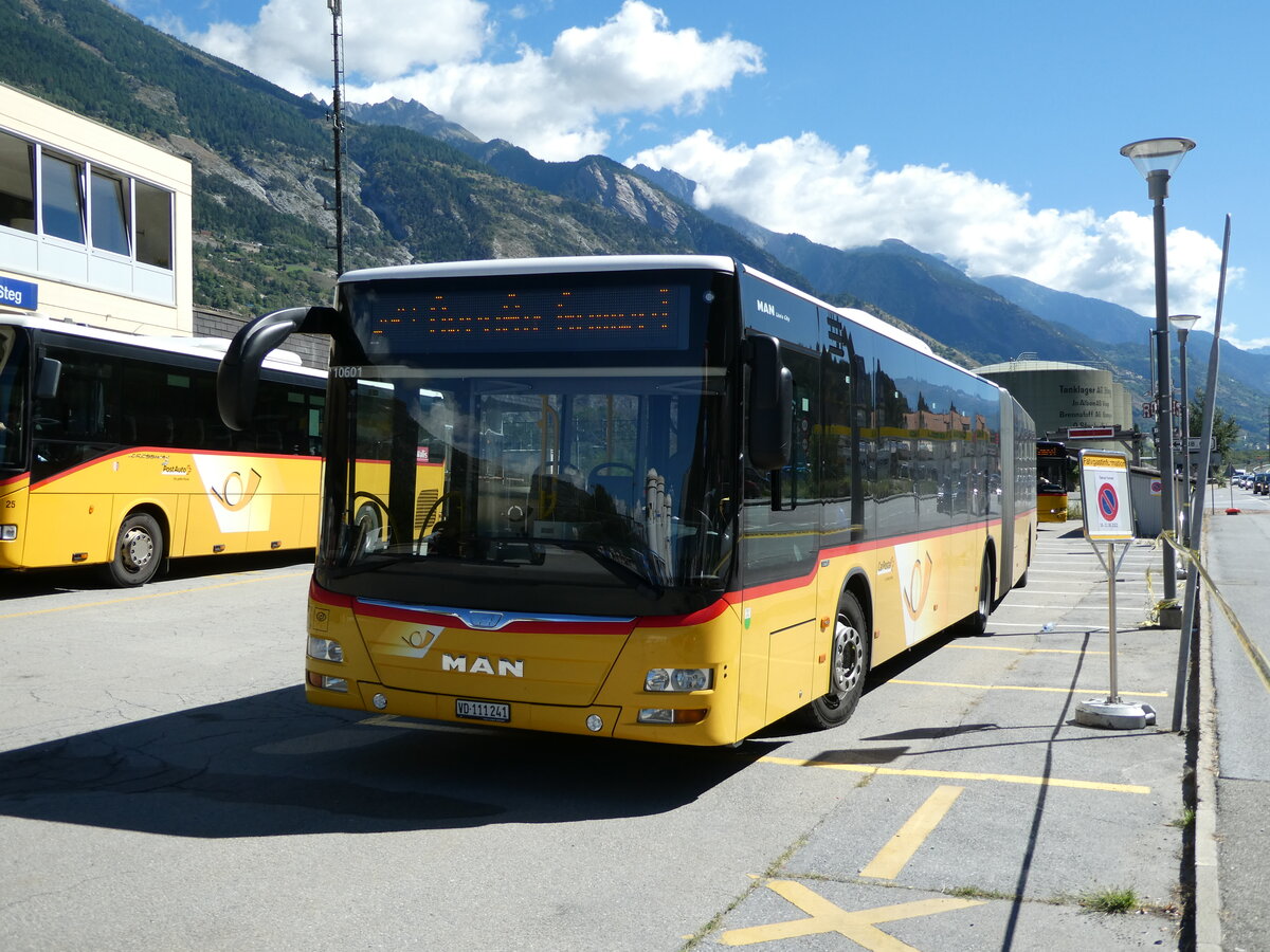 (239'357) - CarPostal Ouest - VD 111'241 - MAN am 21. August 2022 beim Bahnhof Gampel-Steg