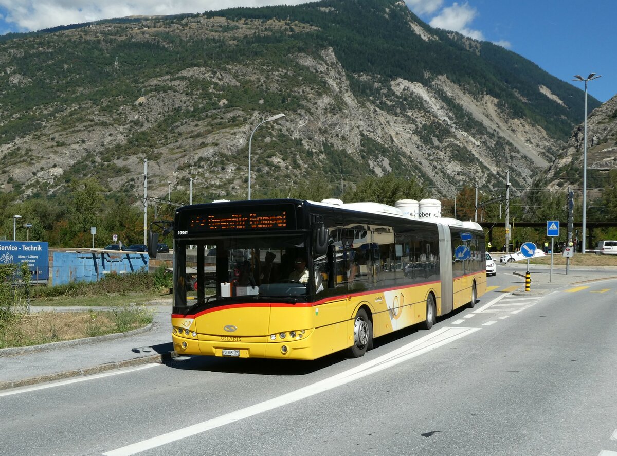 (239'361) - CarPostal Ouest - VD 305'105 - Solaris am 21. August 2022 beim BAhnhof Gampel-Steg