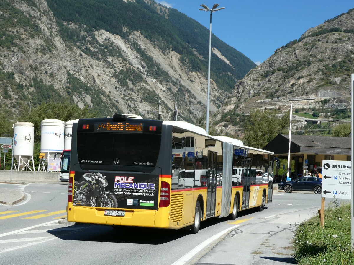 (239'374) - CarPostal Ouest - VD 232'502 - Mercedes am 21. August 2022 beim Bahnhof Gampel-Steg