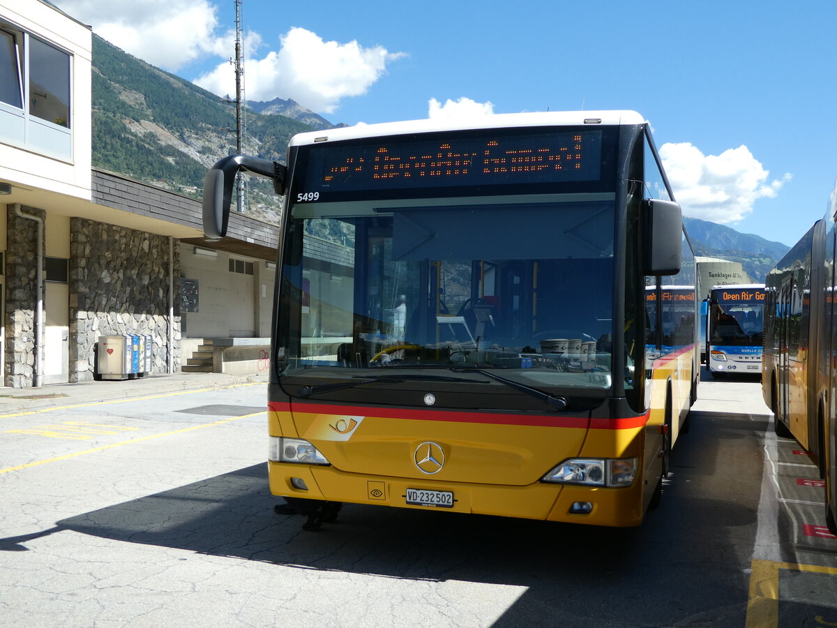 (239'391) - CarPostal Ouest - VD 232'502 - Mercedes am 21. August 2022 beim Bahnhof Gampel-Steg