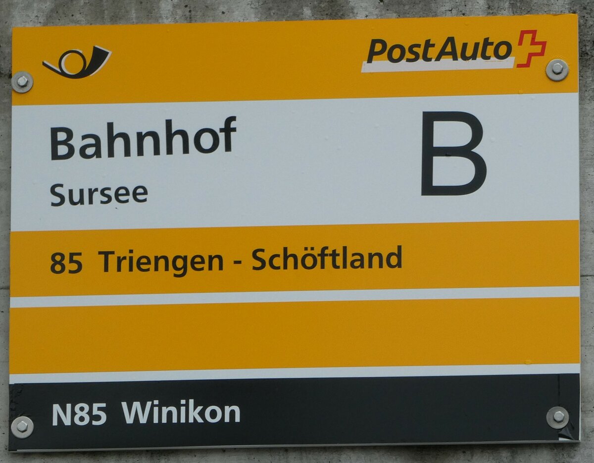 (239'496) - PostAuto-Haltestellenschild - Sursee, Bahnhof - am 27. August 2022