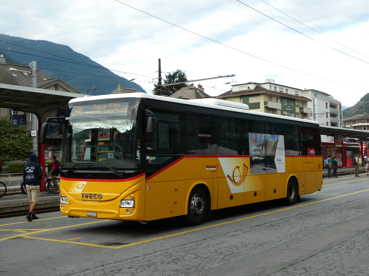 (239'915) - PostAuto Wallis - VS 445'911 - Iveco am 4. September 2022 beim Bahnhof Brig