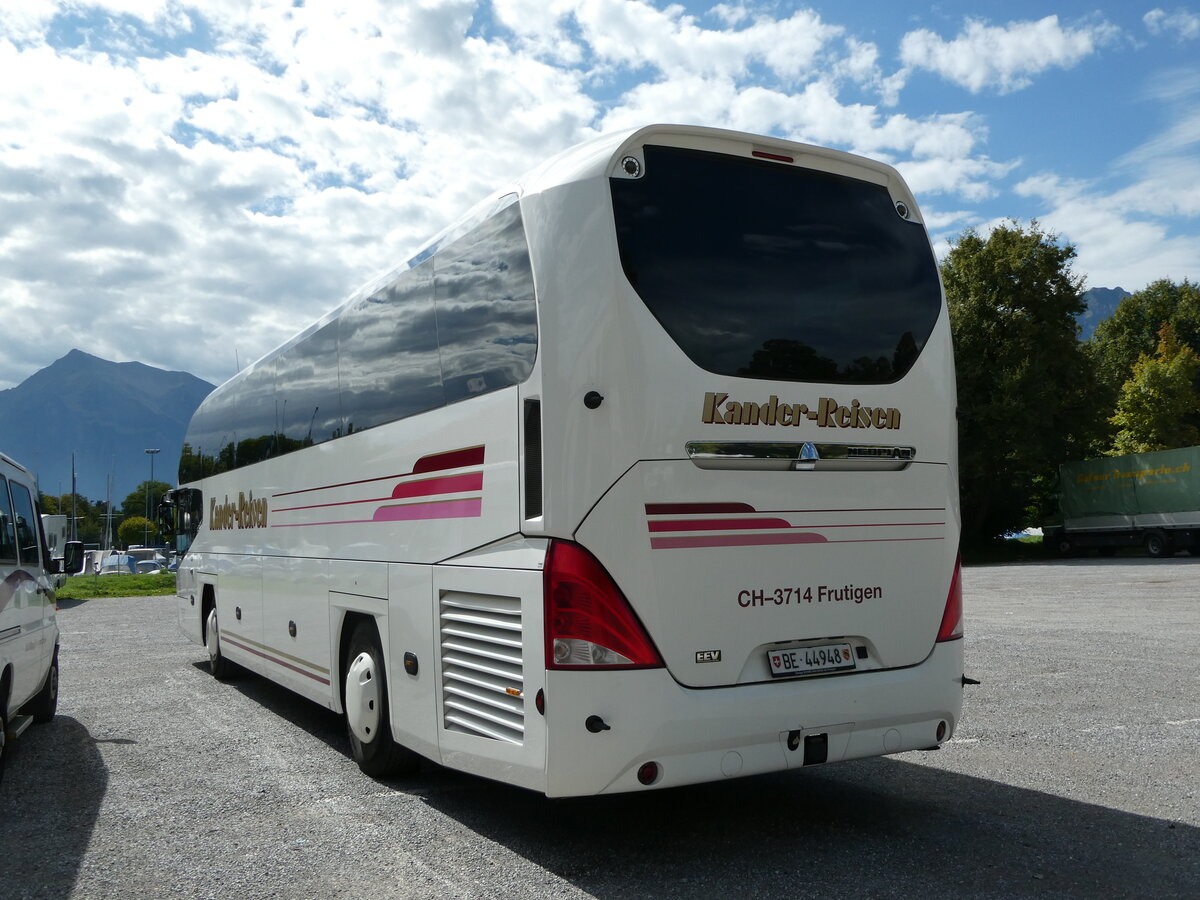 (239'977) - Kander-Reisen, Frutigen - BE 44'948 - Neoplan am 7. September 2022 in Thun, Lachenwiese