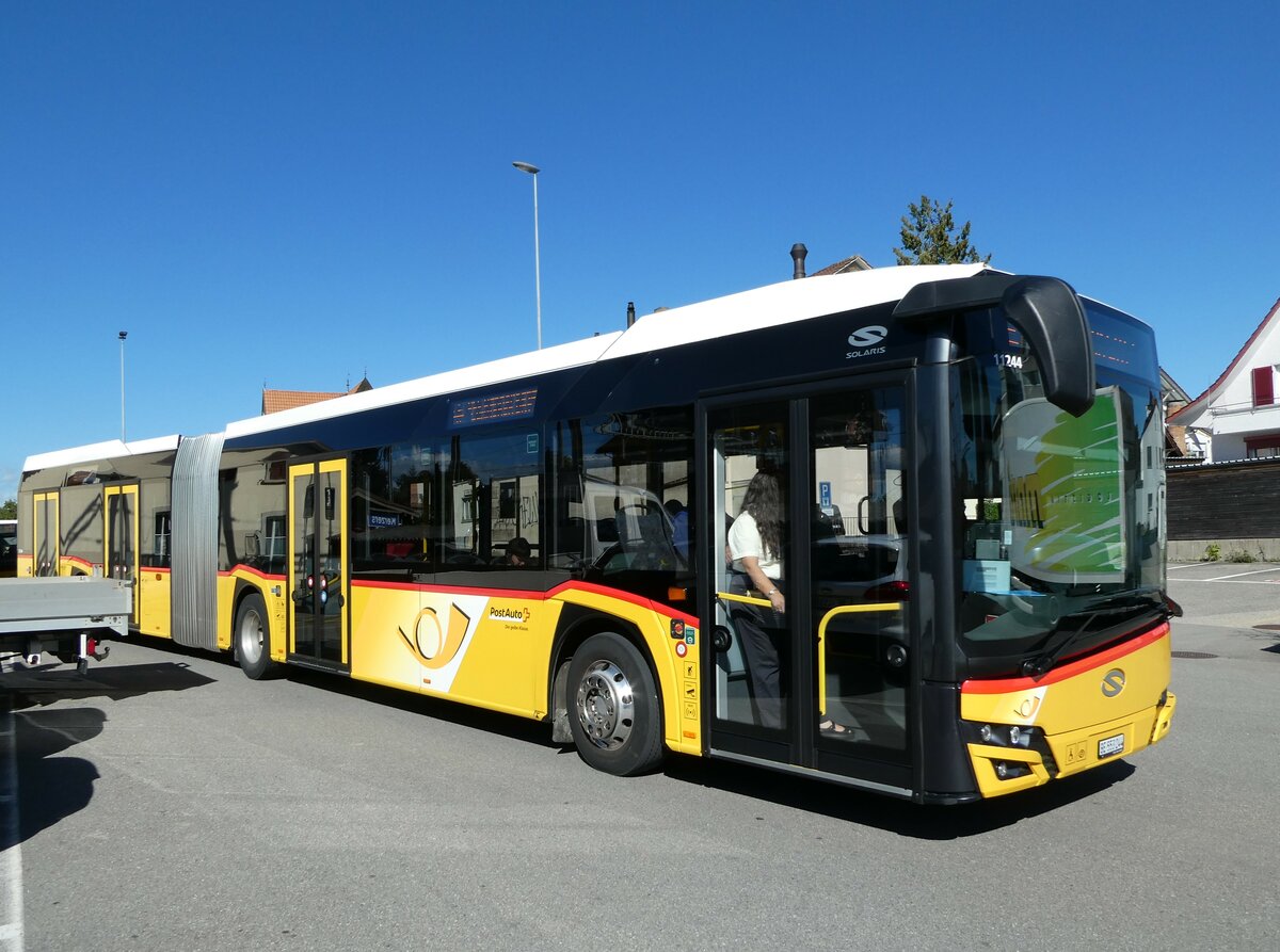 (240'044) - PostAuto Bern - Nr. 11'244/BE 553'244 - Solaris am 11. September 2022 beim Bahnhof Kerzers