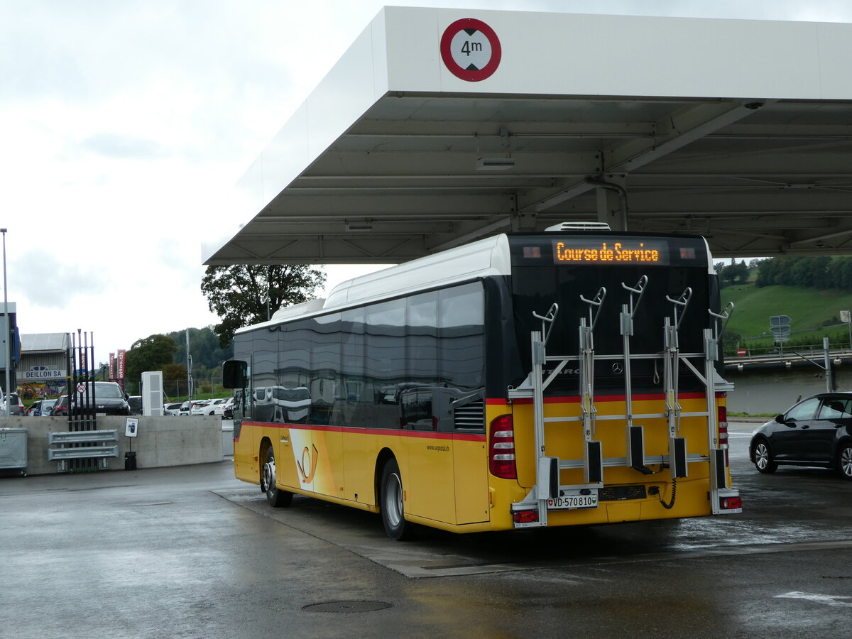 (240'187) - CarPostal Ouest - VD 570'810 - Mercedes (ex SAPJV, L'Isle Nr. 66) am 24. September 2022 in Moudon, Tankstelle Faucherre