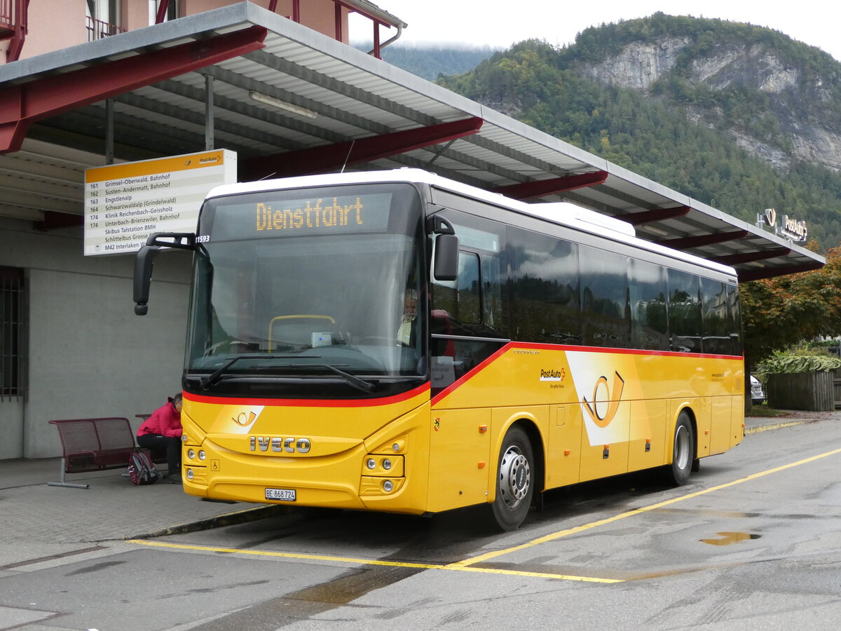 (240'240) - Flck, Brienz - Nr. 24/BE 868'724 - Iveco am 25. September 2022 in Meiringen, Postautostation