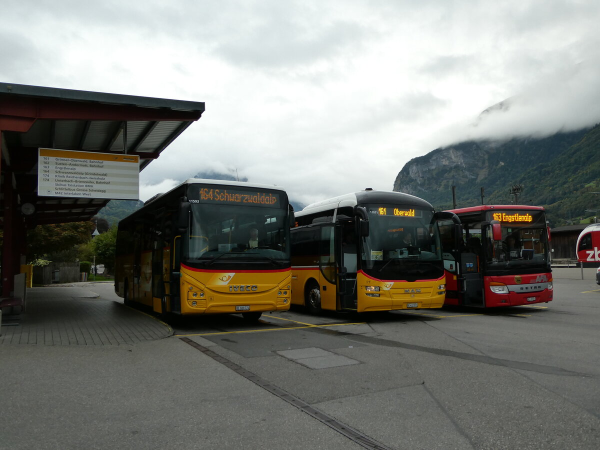 (240'246) - Flck, Brienz - Nr. 24/BE 868'724 - Iveco am 25. September 2022 in Meiringen, Postautostation