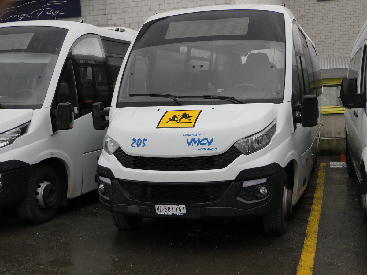 (240'463) - VMCV Clarens - Nr. 205/VD 587'747 - Iveco/Rosero am 1. Oktober 2022 in Clarens, Garage