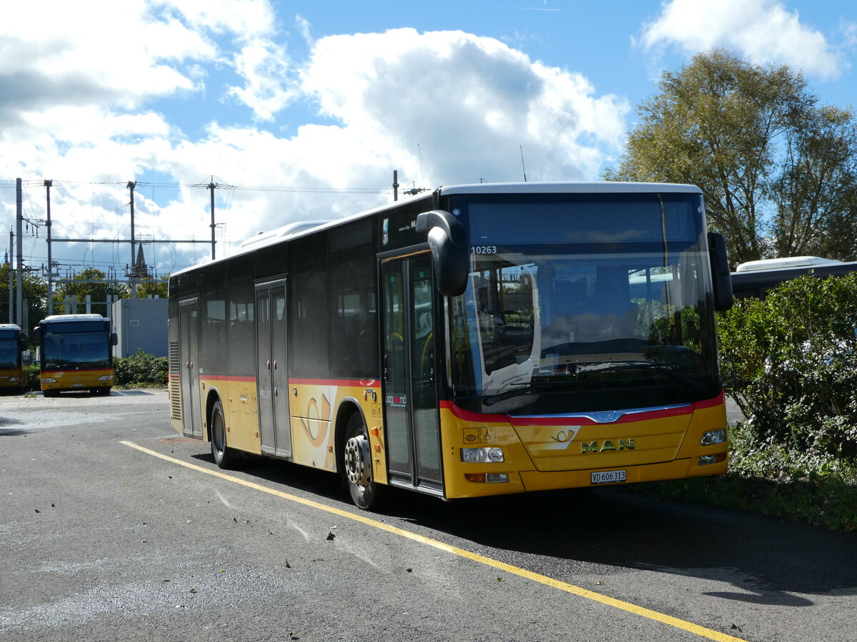 (240'556) - CarPostal Ouest - VD 606'313 - MAN (ex JU 51'293) am 2. Oktober 2022 in Yverdon, Garage