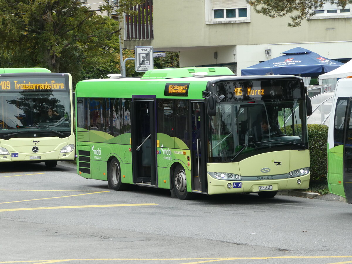 (240'685) - TPC Aigle - Nr. 686/VS 535'471 - Solaris am 8. Oktober 2022 beim Bahnhof Monthey CFF