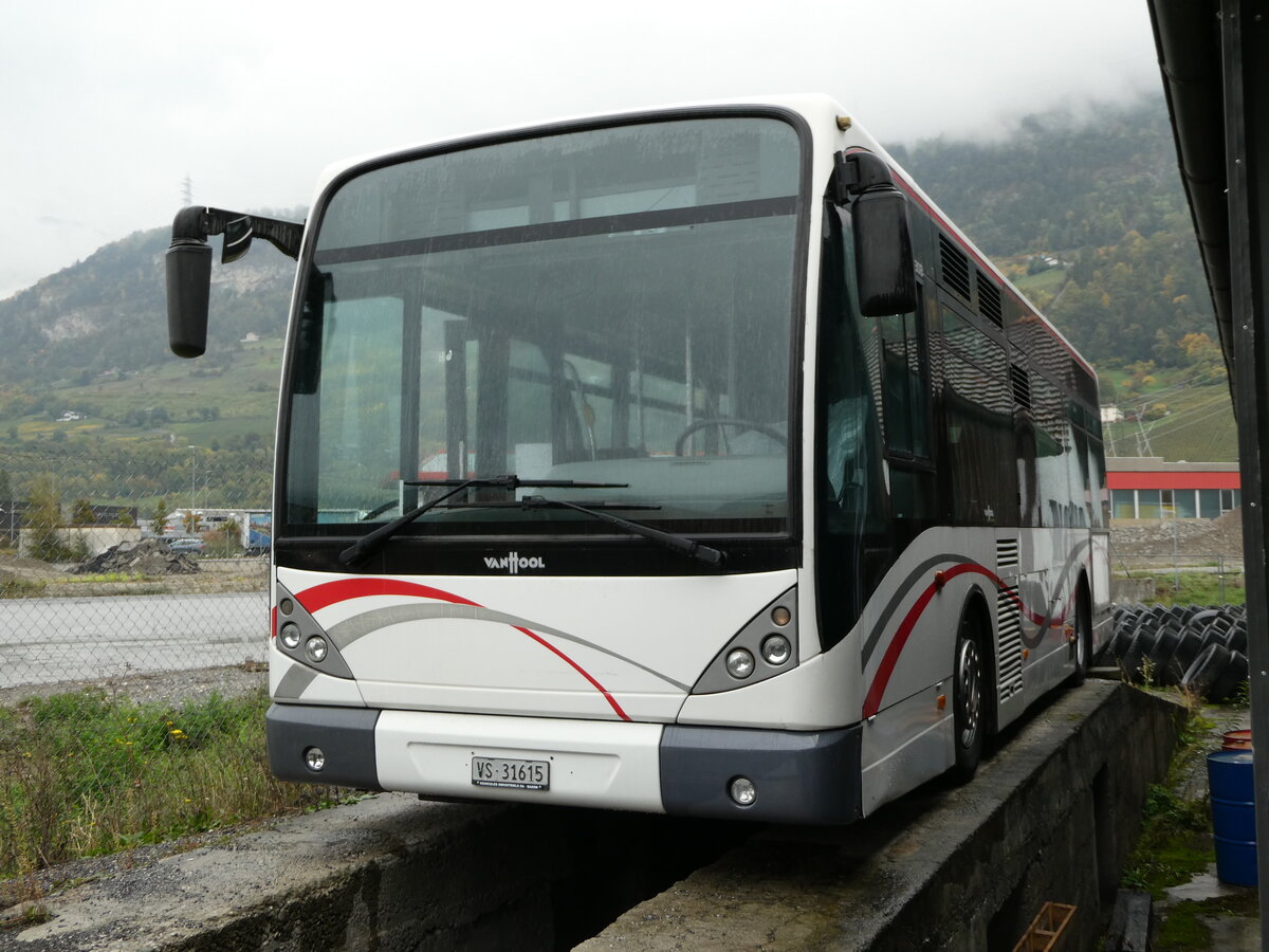 (240'722) - Lathion, Sion - Nr. 20/VS 31'615 - Van Hool (ex CAM Monaco/MC) am 8. Oktober 2022 in Sion, Garage