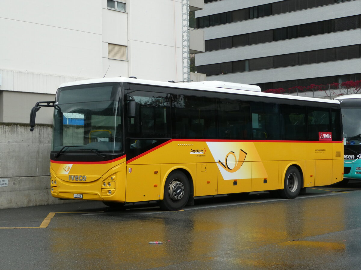 (240'725) - Autotour, Visp - VS 504 - Iveco am 8. Oktober 2022 beim Bahnhof Visp