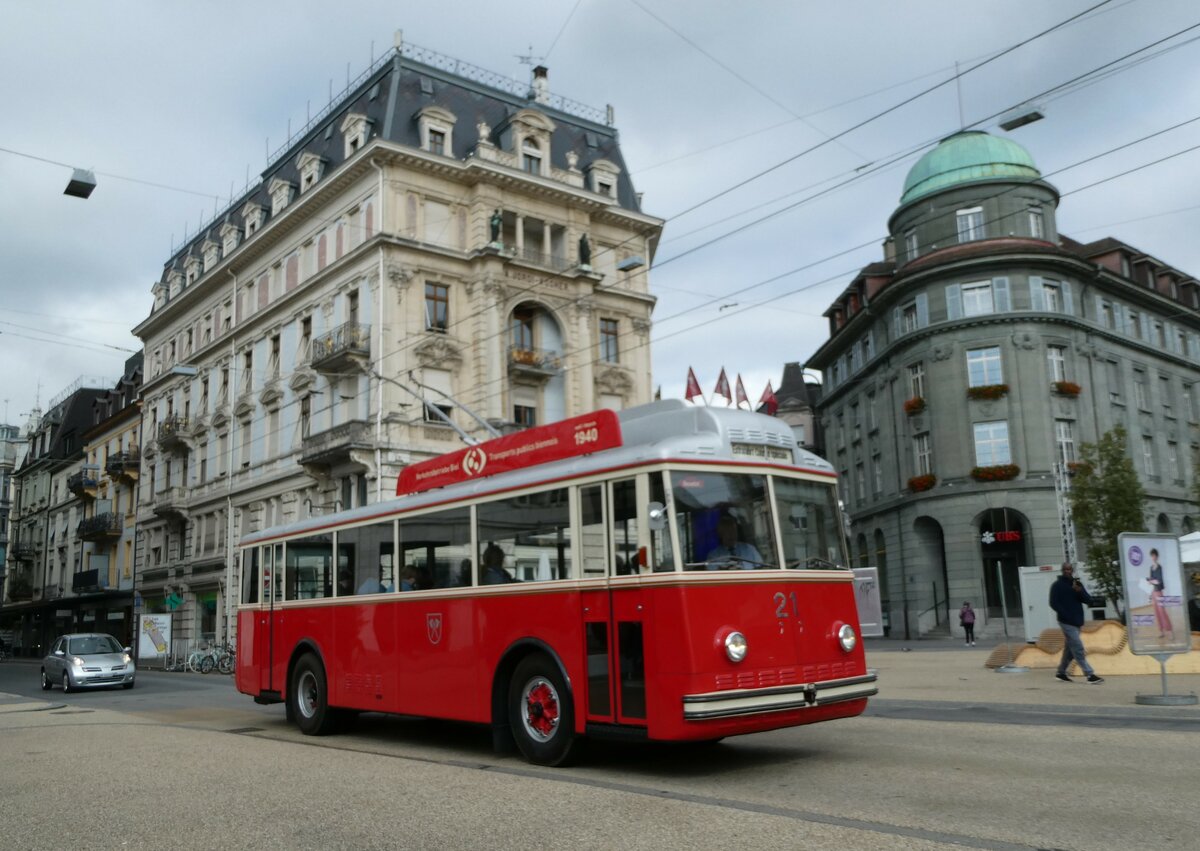 (240'796) - VB Biel - Nr. 21 - Berna/Hess Trolleybus am 9. Oktober 2022 in Biel, Zentralplatz