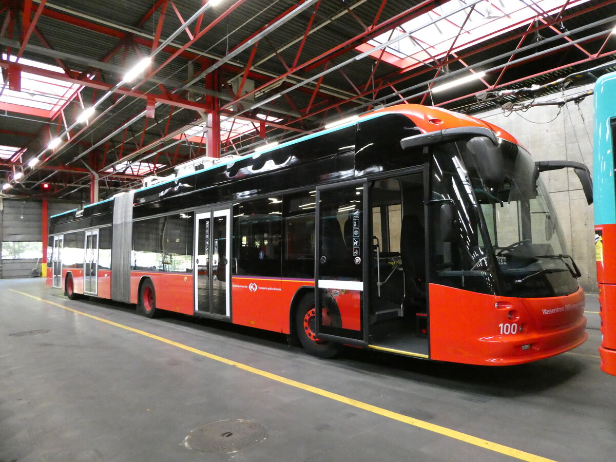 (240'825) - VB Biel - Nr. 100 - Hess/Hess Gelenktrolleybus am 9. Oktober 2022 in Biel, Depot