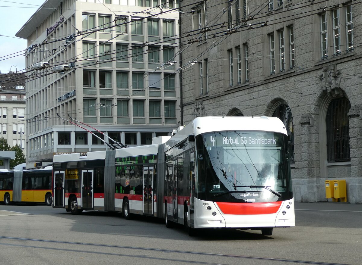 (240'991) - St. Gallerbus, St. Gallen - Nr. 136 - Hess/Hess Doppelgelenktrolleybus am 11. Oktober 2022 beim Bahnhof St. Gallen