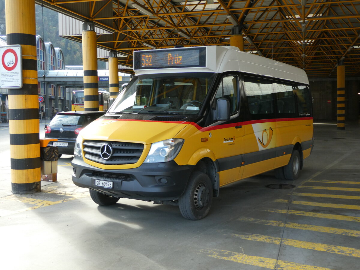 (241'076) - PostAuto Graubnden - GR 69'693 - Mercedes am 12. Oktober 2022 in Thusis, Postautostation