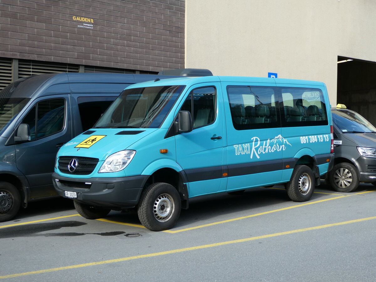 (241'080) - Taxi Rothorn, Lenzerheide - GR 38'209 - Mercedes am 12. Oktober 2022 beim Bahnhof Thusis