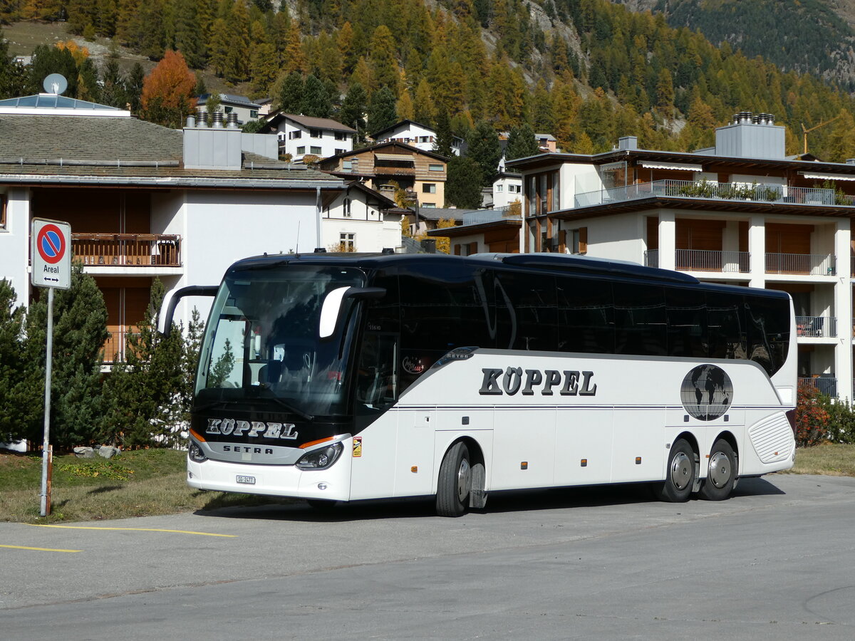 (241'112) - Kppel, Au - SG 2477 - Setra am 12. Oktober 2022 beim Bahnhof Samedan