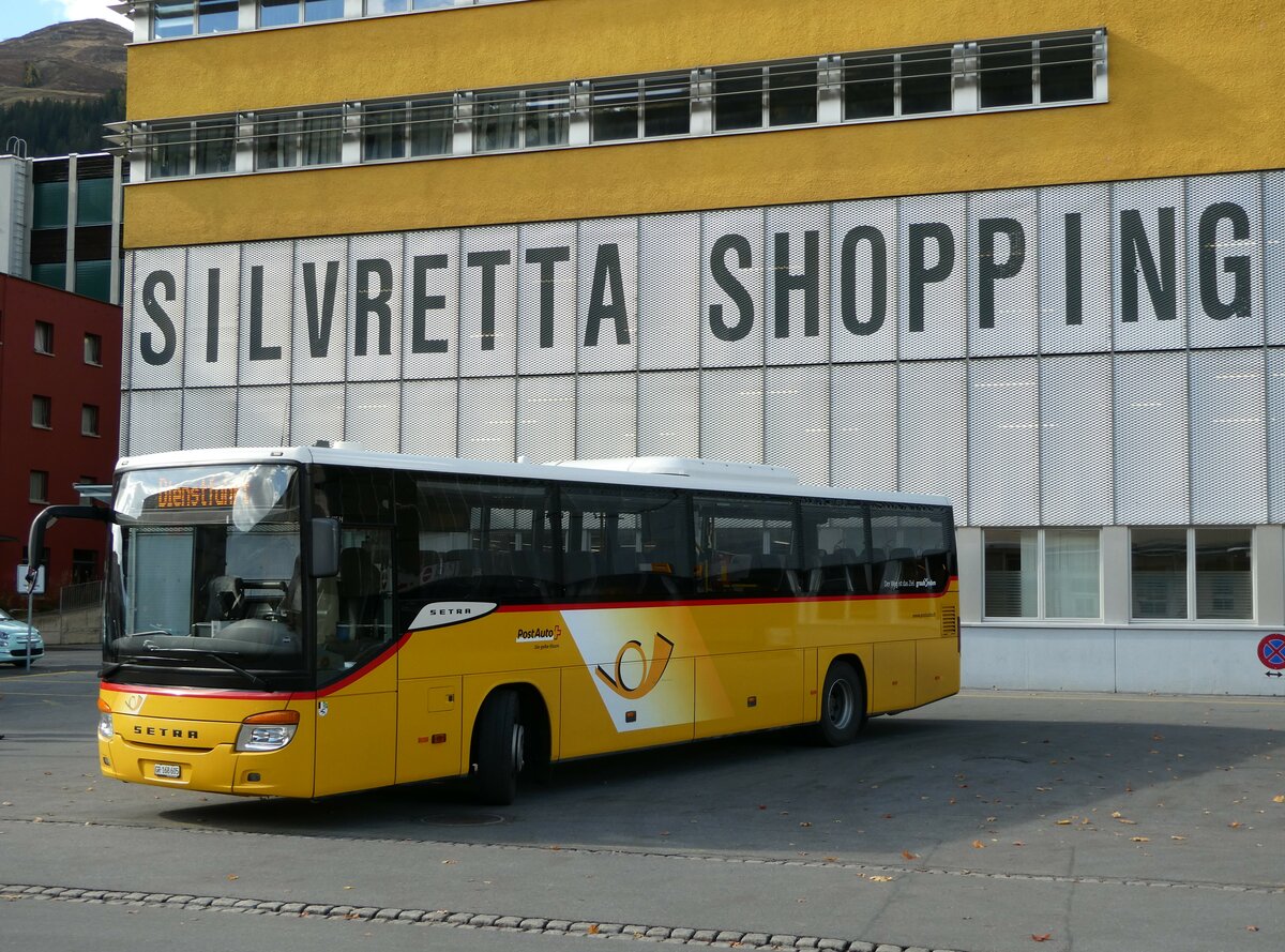 (241'120) - PostAuto Graubnden - GR 168'605 - Setra am 12. Oktober 2022 beim Bahnhof Davos Platz