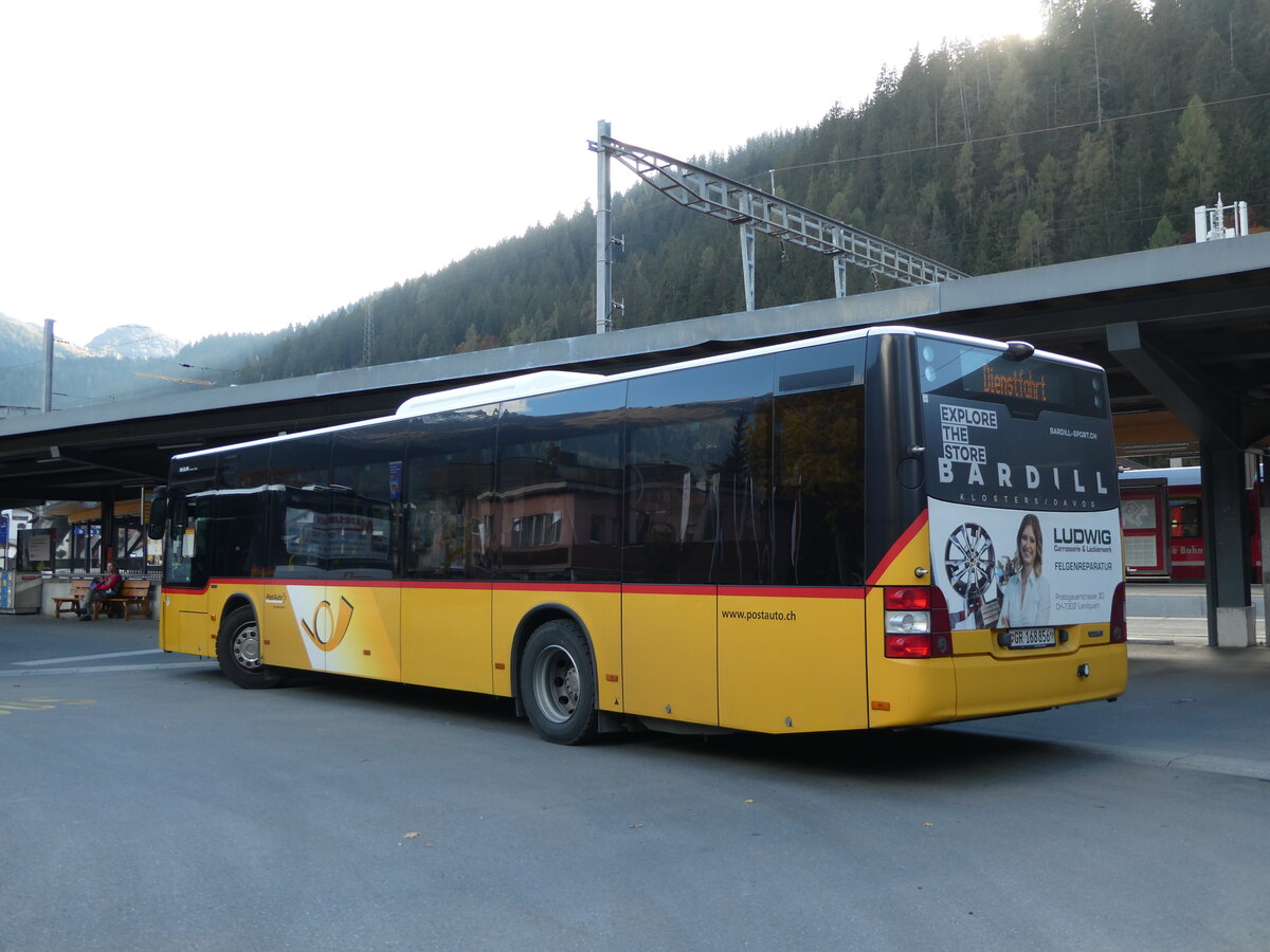 (241'147) - PostAuto Graubnden - GR 168'856 - MAN am 12. Oktober 2022 beim Bahnhof Klosters