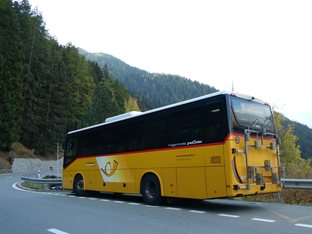 (241'185) - Balzarolo, Poschiavo - GR 32'465 - Iveco am 13. Oktober 2022 in Sfaz, Fermata