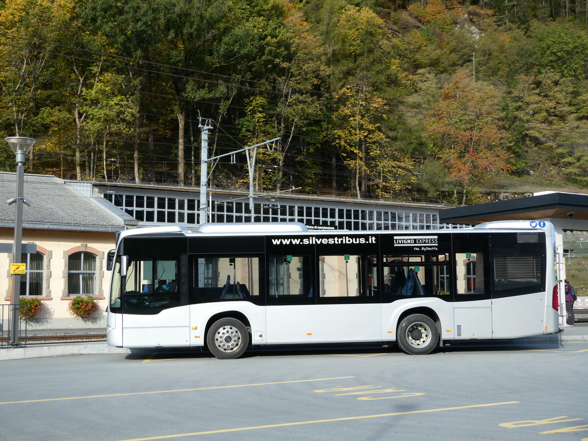 (241'196) - Aus Italien: Silvestri, Livigno - EX-246 JG - Mercedes am 13. Oktober 2022 beim Bahnhof Poschiavo